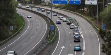 Retenciones y tráfico ralentizado en los accesos a Vigo por A55 y A52. La imagen es de la autovía de as rías baixas A52 en su confluencia con la A55