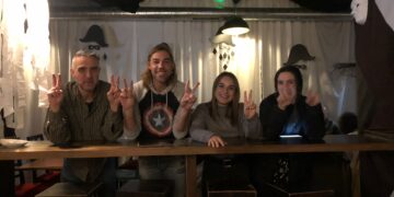 Participantes de un escape room en el restaurante Puro Delirio.