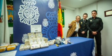 La Policía Nacional ha incautado 24,5 kilos de heroína y ha detenido a dos personas en Nigrán por su presunta implicación en una organización criminal dedicada a traer droga a la provincia de Pontevedra para su posterior venta en Portugal y en el resto de España.