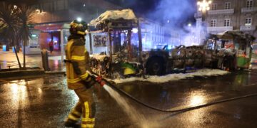 Así fue el incendio que calcinó un autobús urbano en pleno centro de Vigo