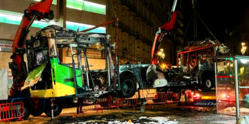 Investigan la intencionalidad del incendio en el autobús calcinado en el centro de Vigo