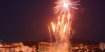 Una cascada de luces enciende el cielo de Bouzas Los fuegos de la villa viguesa iluminaron la ría y en esta ocasión, además de la música, el Festival Poético Piromusical Cidade de Vigo–Vila de Bouzas también contó con poesía