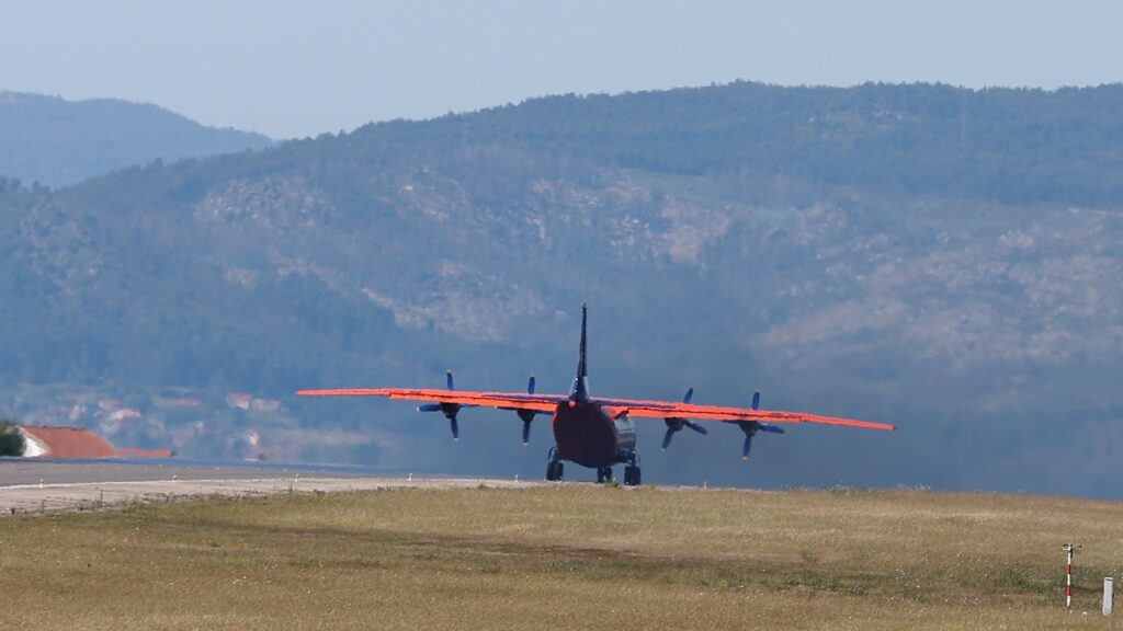Un Antonov se convierte en visitante asiduo en Vigo: "La humareda es brutal"