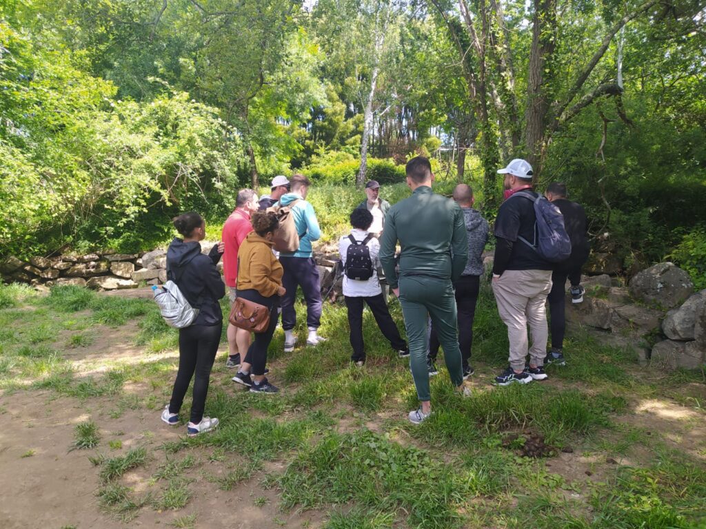 Usuarios de la Asociación Érguete durante una salida para estudiar la naturaleza.
