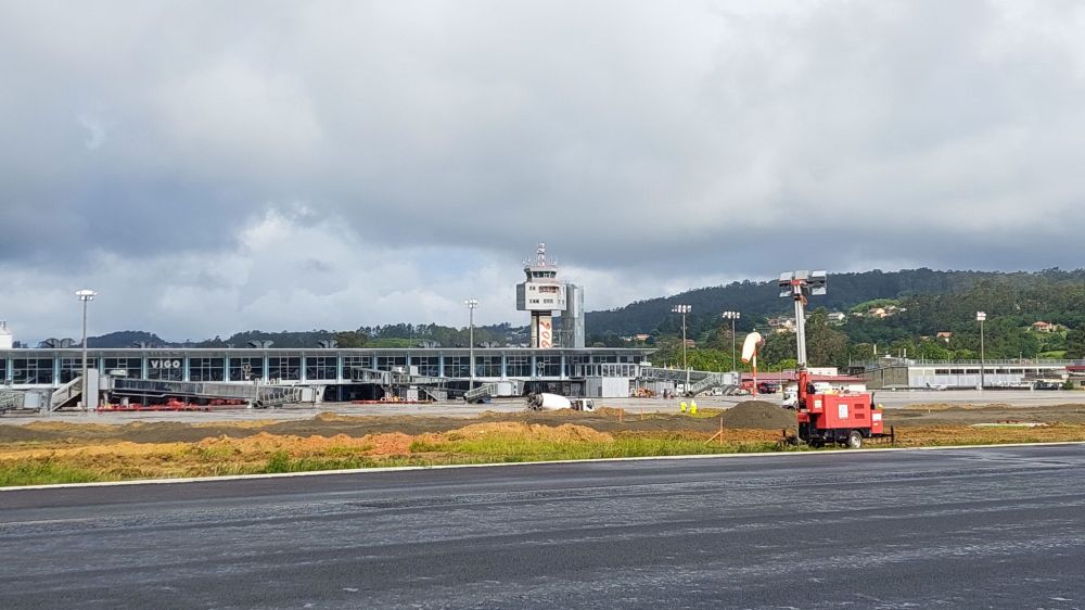 Obras en la pista del aeropuerto de Peinador.
