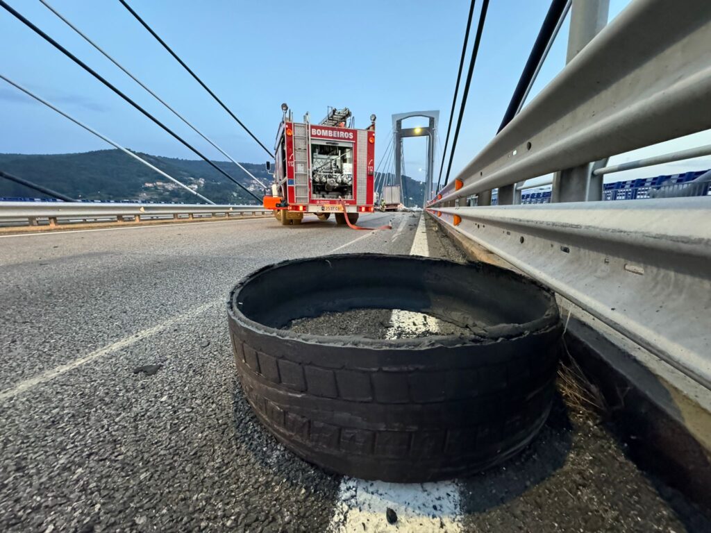 Un camión revienta una rueda y se cruza en el puente de Rande: otro caos en el AP-9 durante horas