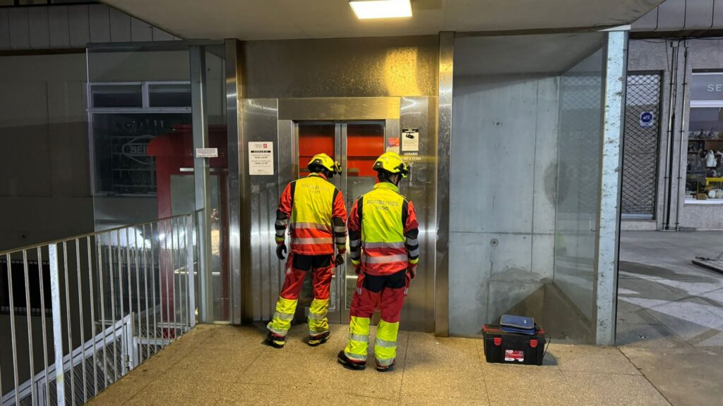 Atrapados en un ascensor urbano en Vigo: los Bomberos rescatan a ocho personas, entre ellos un bebé, y un perro