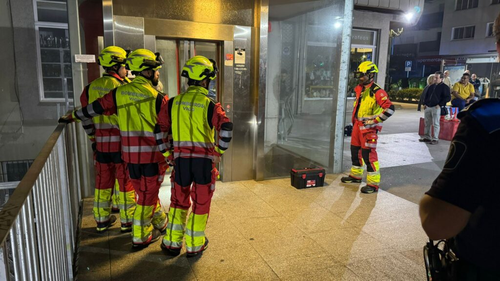 Atrapados en un ascensor urbano en Vigo: los Bomberos rescatan a ocho personas, entre ellos un bebé, y un perro