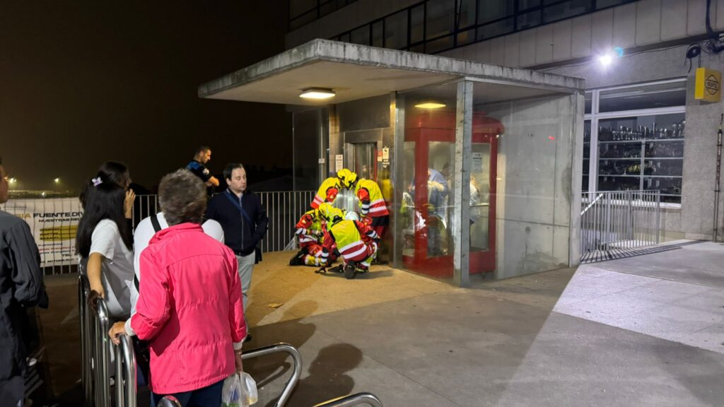 Atrapados en un ascensor urbano en Vigo: los Bomberos rescatan a ocho personas, entre ellos un bebé, y un perro