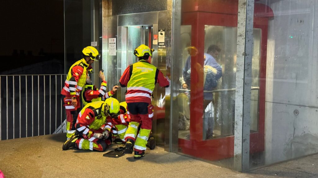 Atrapados en un ascensor urbano en Vigo: los Bomberos rescatan a ocho personas, entre ellos un bebé, y un perro