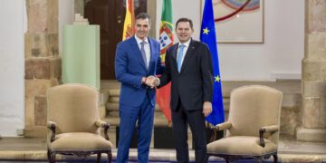 El presidente del Gobierno, Pedro Sánchez (i), y el primer ministro de la República Portuguesa, Luís Montenegro (d), mantienen un encuentro durante la XXXV Cumbre Hispano-Lusa, en el Museo Municipal de Faro, a 23 de octubre de 2024, en Faro (Portugal). Es - Alberto Díaz - Europa Press