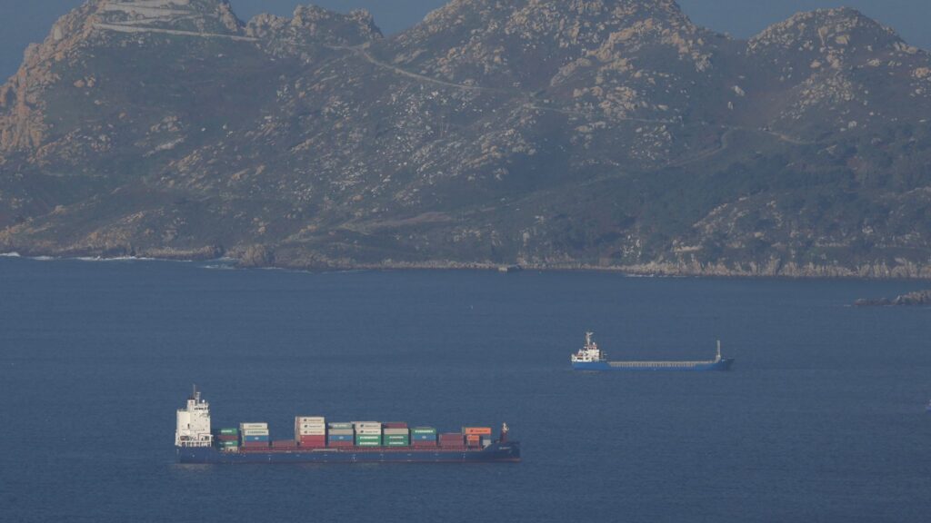 Alerta en el mar con "overbooking" en Cíes y (mucho) frío en tierra