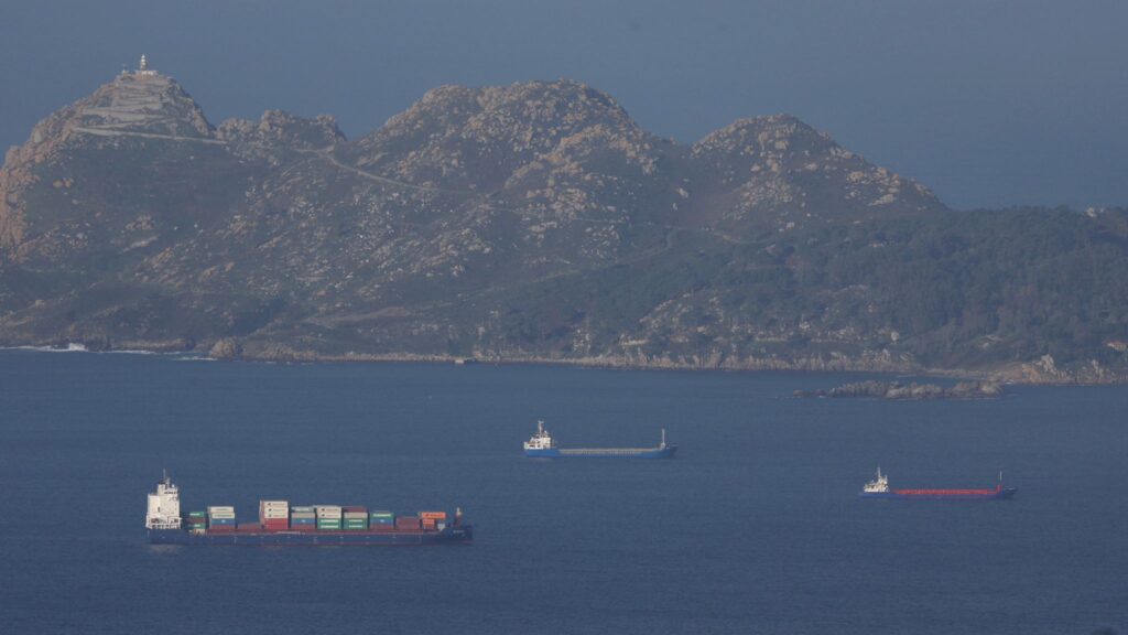 Alerta en el mar con "overbooking" en Cíes y (mucho) frío en tierra