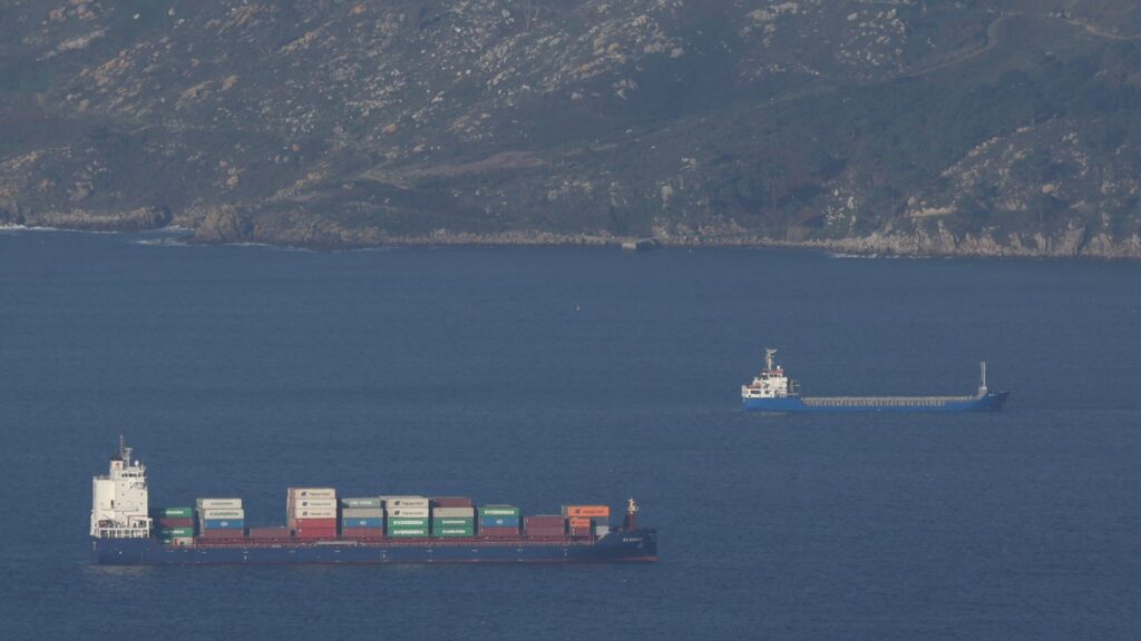 Alerta en el mar con "overbooking" en Cíes y (mucho) frío en tierra