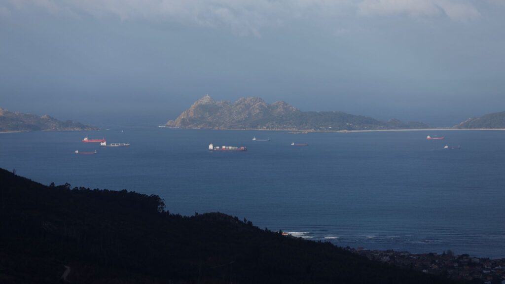 Alerta en el mar con "overbooking" en Cíes y (mucho) frío en tierra