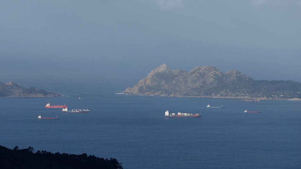 Alerta en el mar con "overbooking" en Cíes y (mucho) frío en tierra