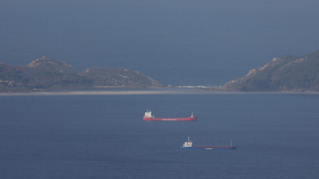 Alerta en el mar con "overbooking" en Cíes y (mucho) frío en tierra