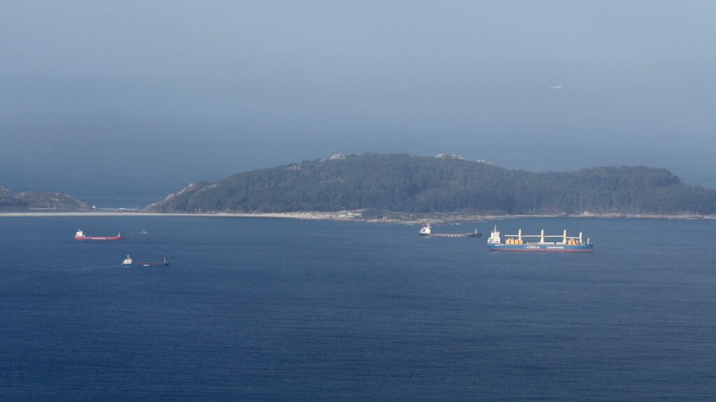 Alerta en el mar con "overbooking" en Cíes y (mucho) frío en tierra