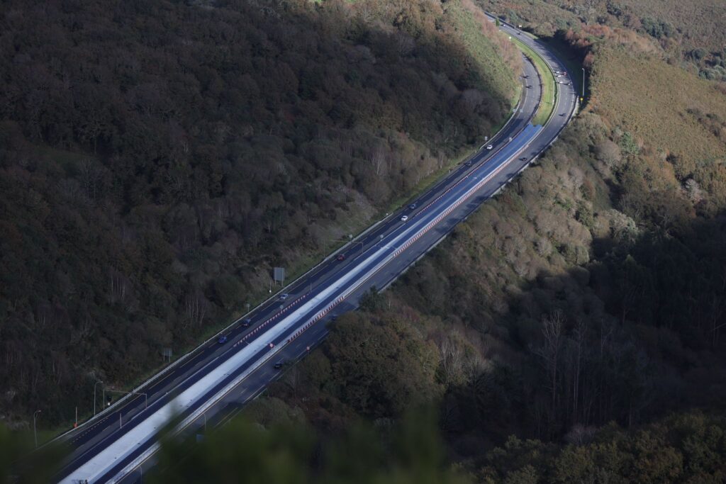 Un mar de paneles solares para la A-52: así iluminan el túnel de Folgoso