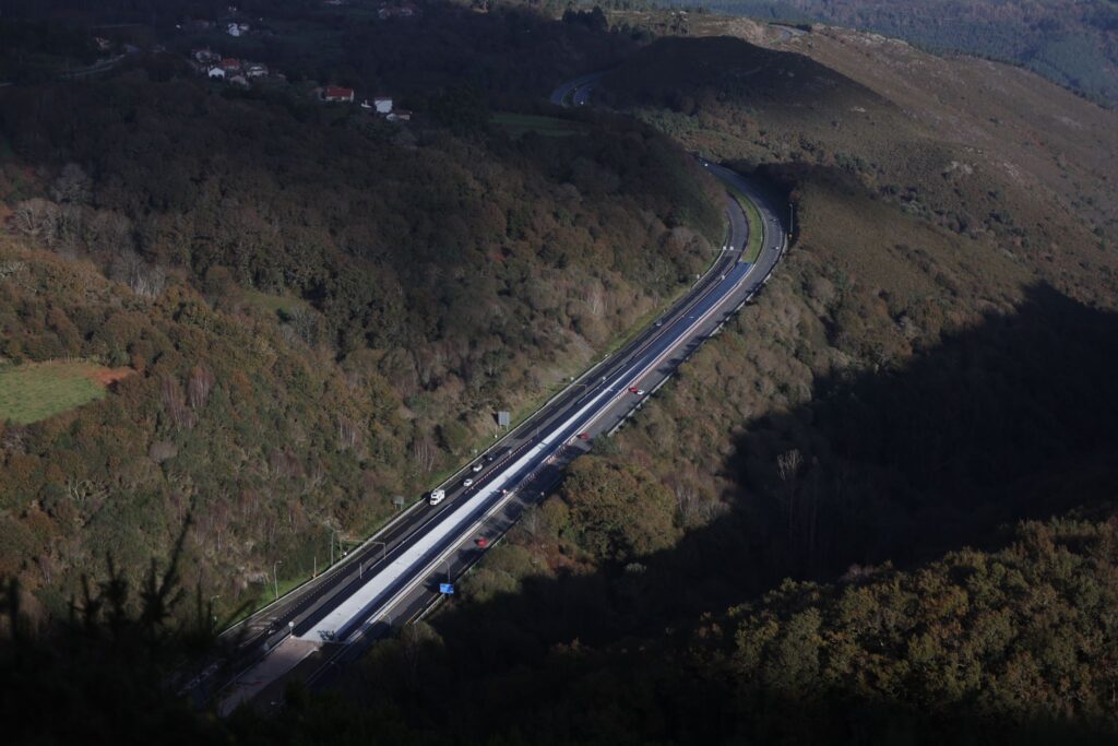 Un mar de paneles solares para la A-52: así iluminan el túnel de Folgoso