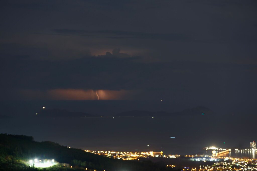 Espectacular tormenta eléctrica a las puertas de la ría de Vigo: 400 rayos iluminan la costa