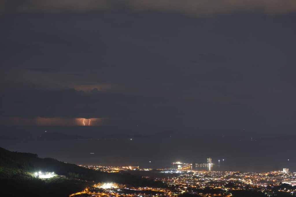 Espectacular tormenta eléctrica a las puertas de la ría de Vigo: 400 rayos iluminan la costa