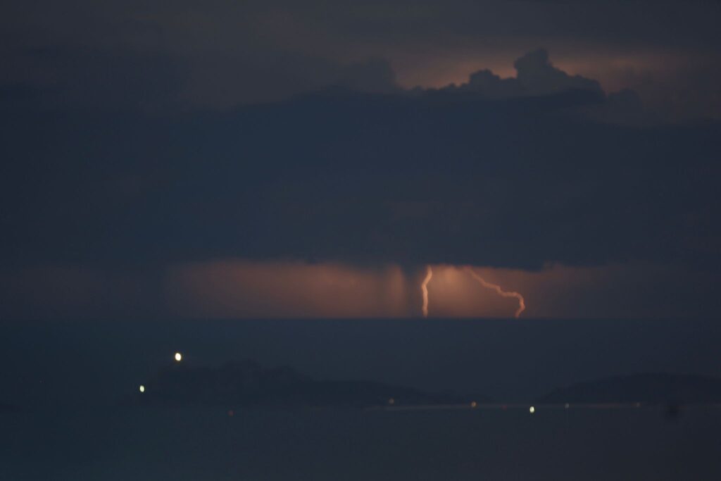 Espectacular tormenta eléctrica a las puertas de la ría de Vigo: 400 rayos iluminan la costa