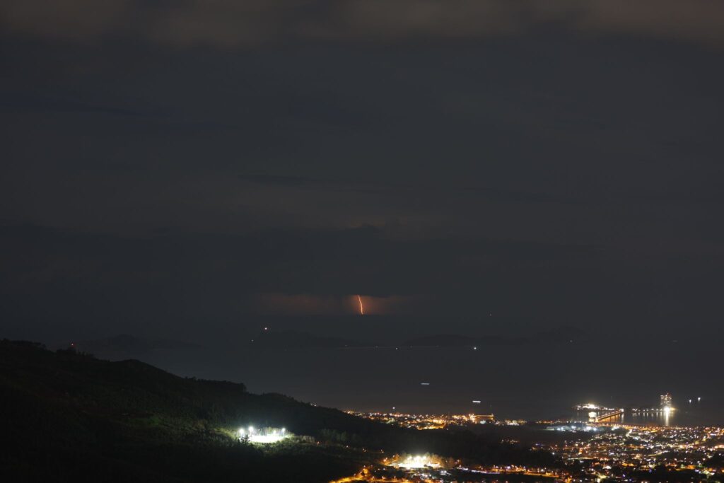 Espectacular tormenta eléctrica a las puertas de la ría de Vigo: 400 rayos iluminan la costa