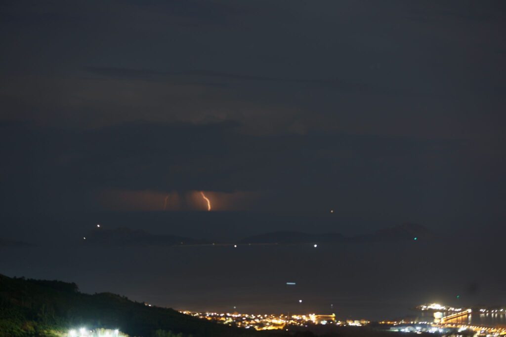 Espectacular tormenta eléctrica a las puertas de la ría de Vigo: 400 rayos iluminan la costa