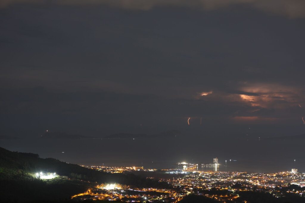 Espectacular tormenta eléctrica a las puertas de la ría de Vigo: 400 rayos iluminan la costa