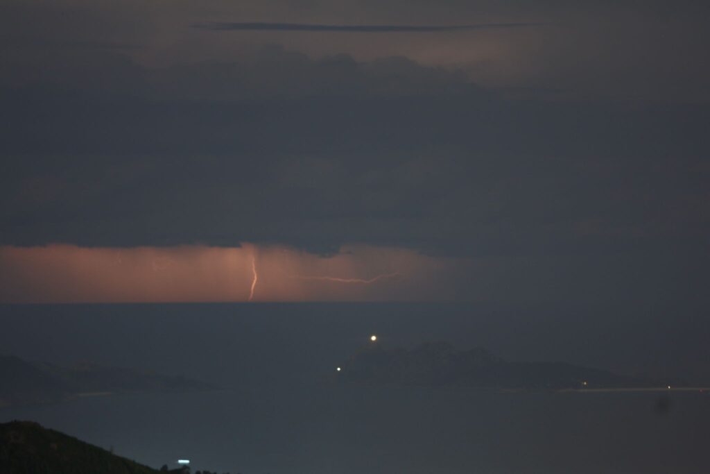 Espectacular tormenta eléctrica a las puertas de la ría de Vigo: 400 rayos iluminan la costa