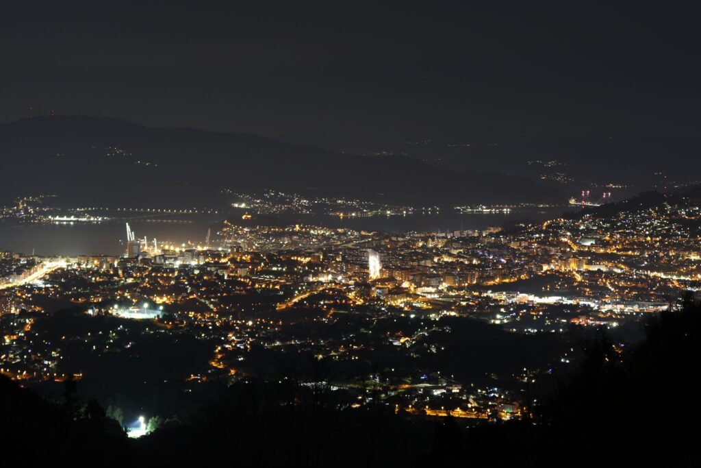 Espectacular tormenta eléctrica a las puertas de la ría de Vigo: 400 rayos iluminan la costa