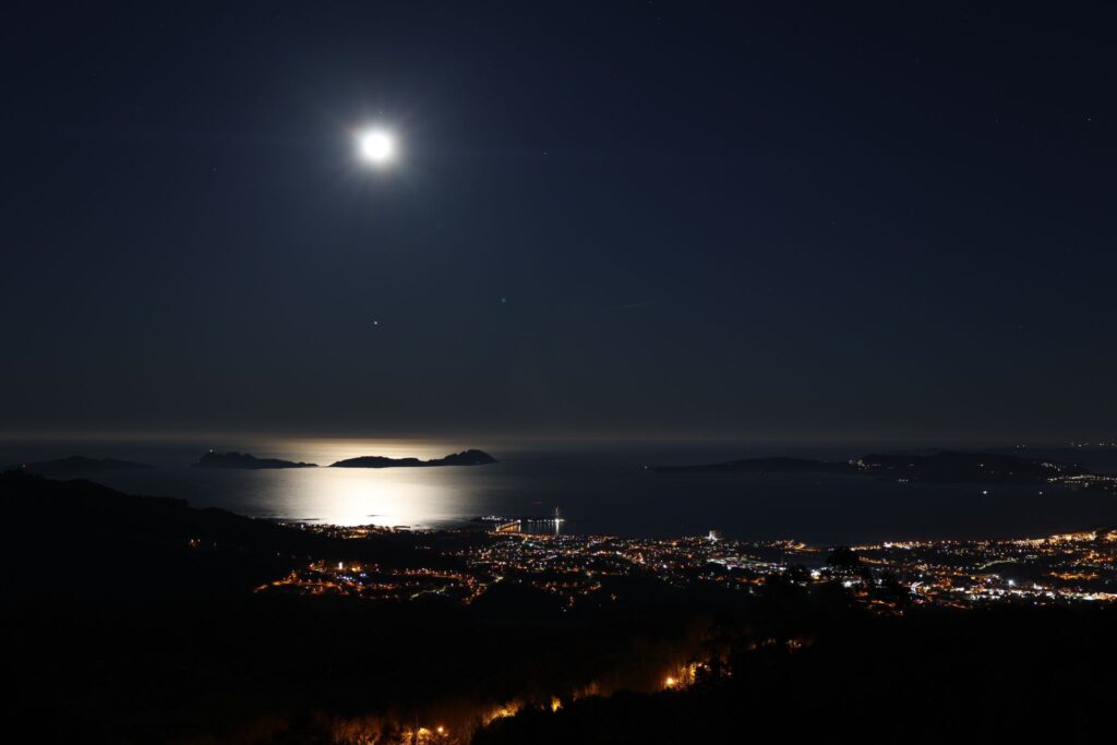 La gran parada lunar de Vigo, última de 2024, y su ría alumbran Informativos Telecinco