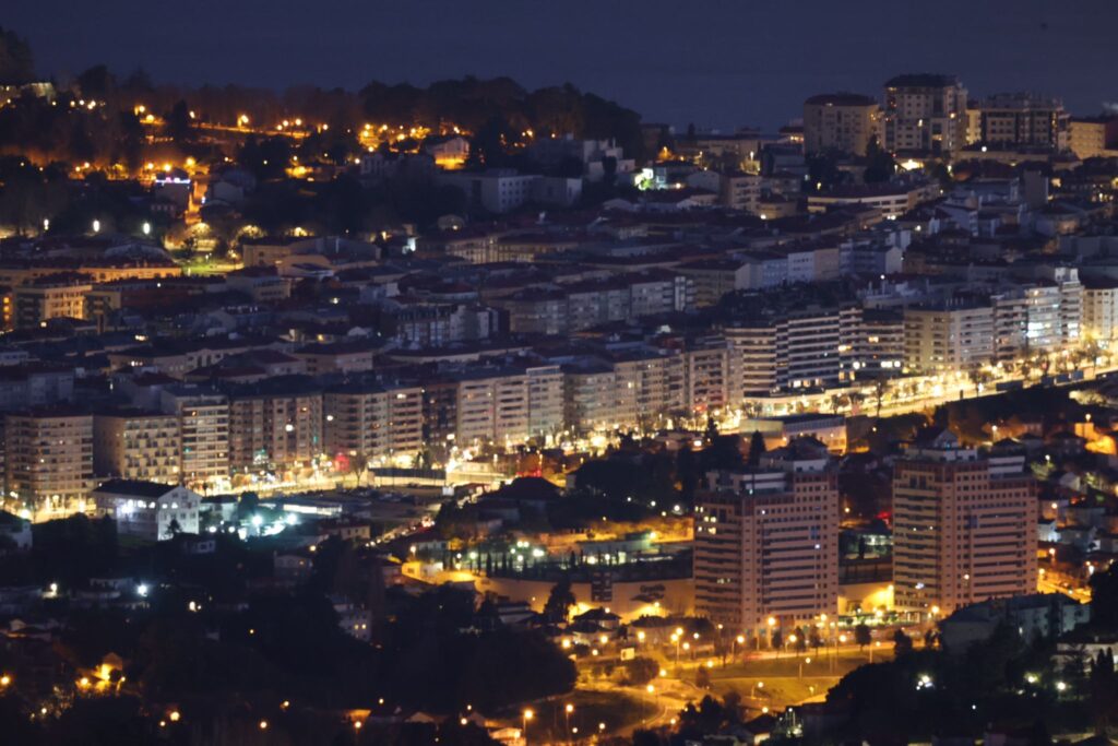 La gran parada lunar de Vigo, última de 2024, y su ría alumbran Informativos Telecinco