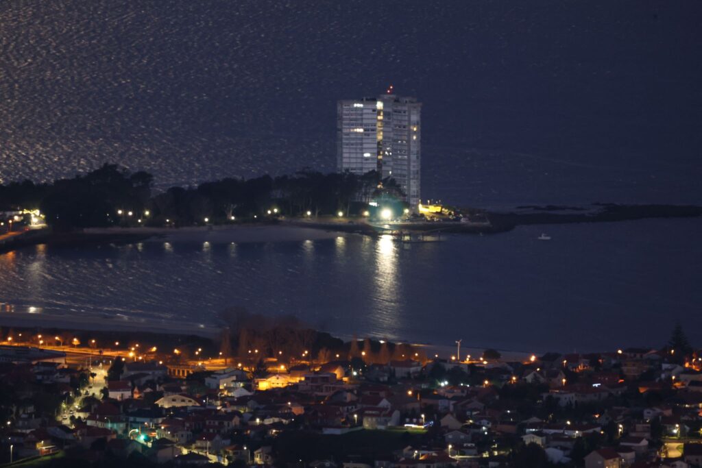 La gran parada lunar de Vigo, última de 2024, y su ría alumbran Informativos Telecinco