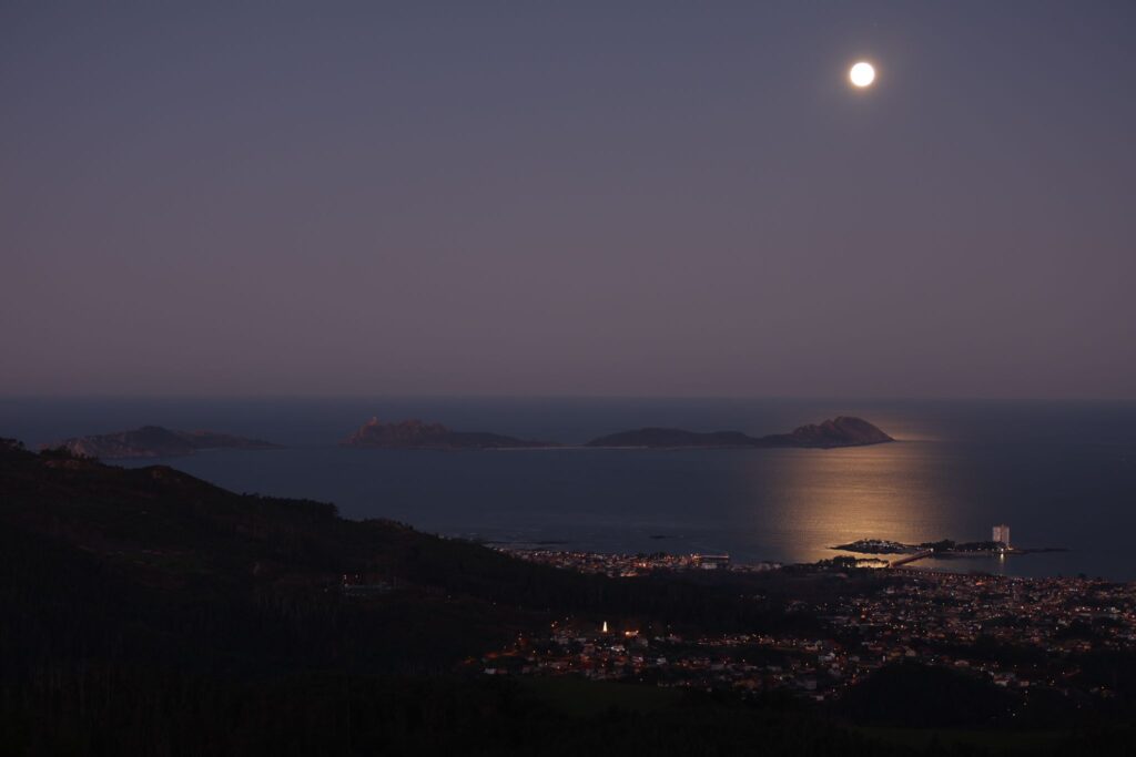 La gran parada lunar de Vigo, última de 2024, y su ría alumbran Informativos Telecinco