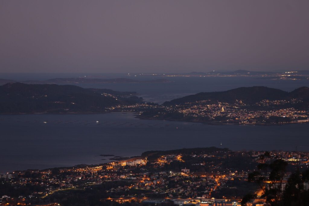 La gran parada lunar de Vigo, última de 2024, y su ría alumbran Informativos Telecinco