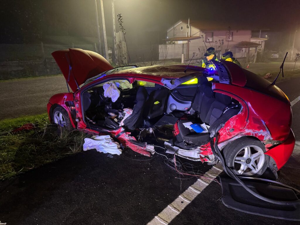 Tres heridos, uno muy grave, en una violenta colisión en Pías