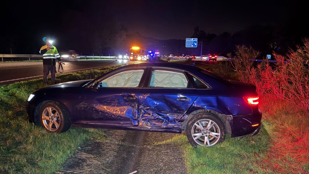 Operación retorno accidentada en la A52: siete heridos al saltar la mediana un vehículo