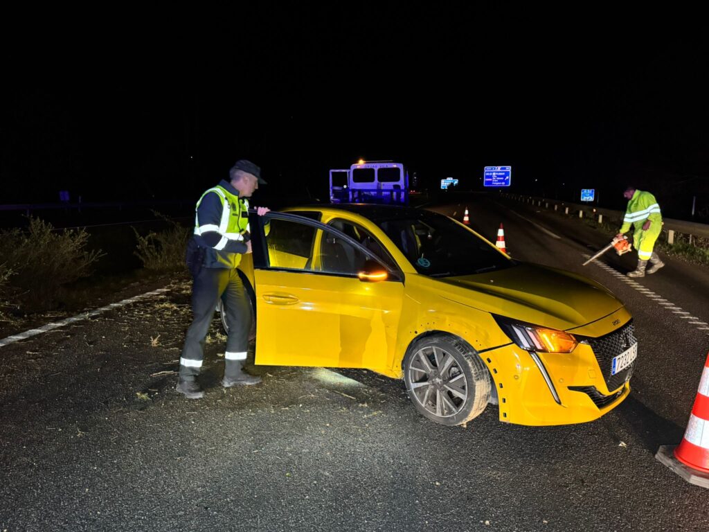 Operación retorno accidentada en la A52: siete heridos al saltar la mediana un vehículo