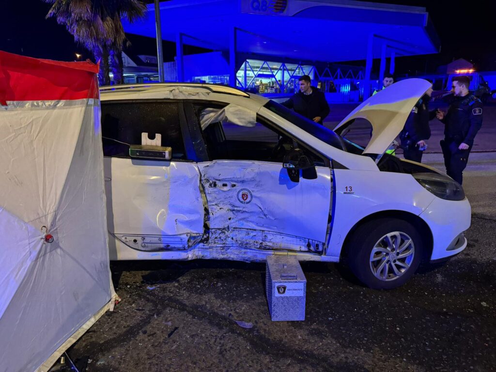 Un repartidor de Glovo muere al chocar su moto contra un taxi 