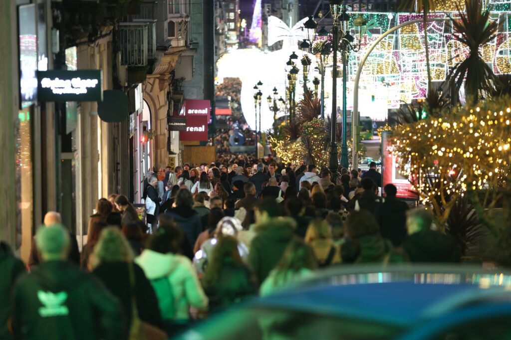 Rebajas con aluvión, atascos y niebla para despedir la Navidad de Vigo: horario y dónde ver el apagado