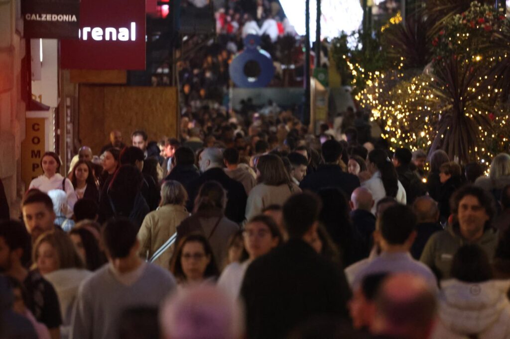 Rebajas con aluvión, atascos y niebla para despedir la Navidad de Vigo: horario y dónde ver el apagado