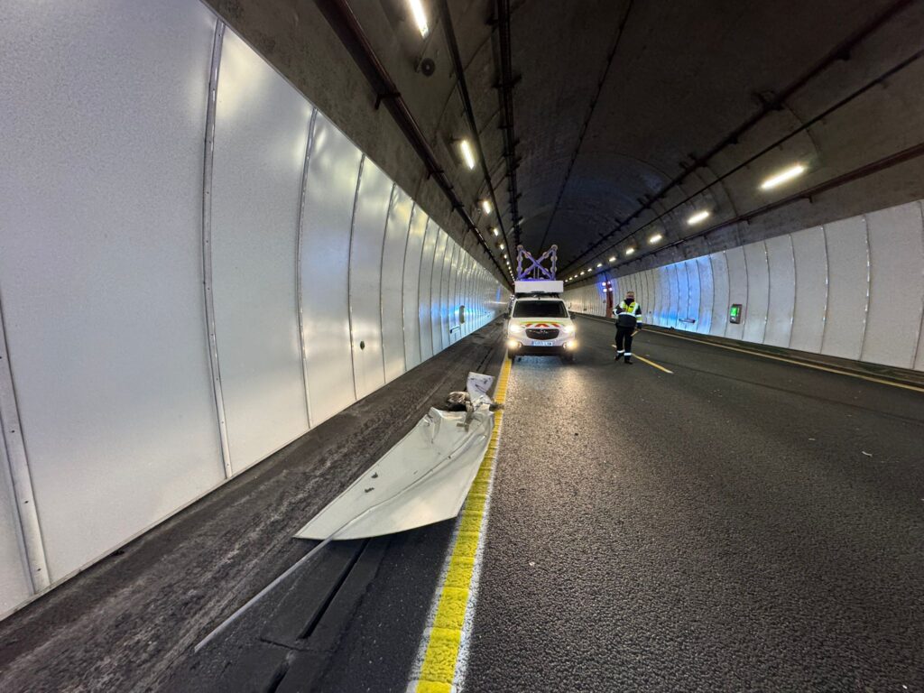 Varios paneles del túnel de A Cañiza se desprenden por un accidente y obliga a cortar un carril