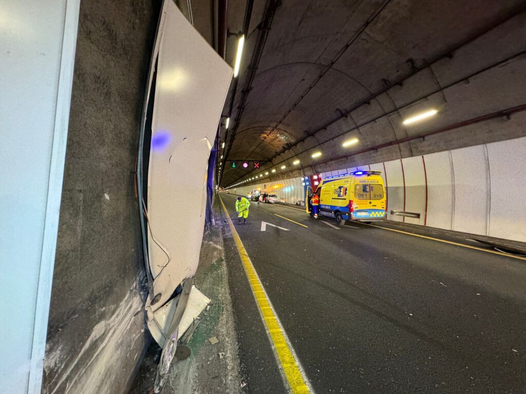 Varios paneles del túnel de A Cañiza se desprenden por un accidente y obliga a cortar un carril