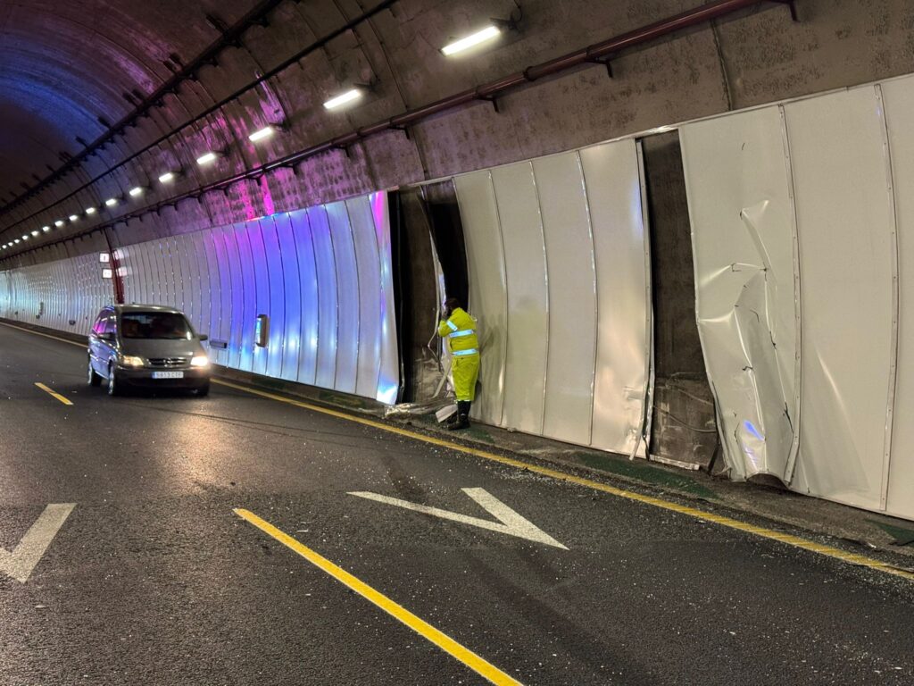 Varios paneles del túnel de A Cañiza se desprenden por un accidente y obliga a cortar un carril