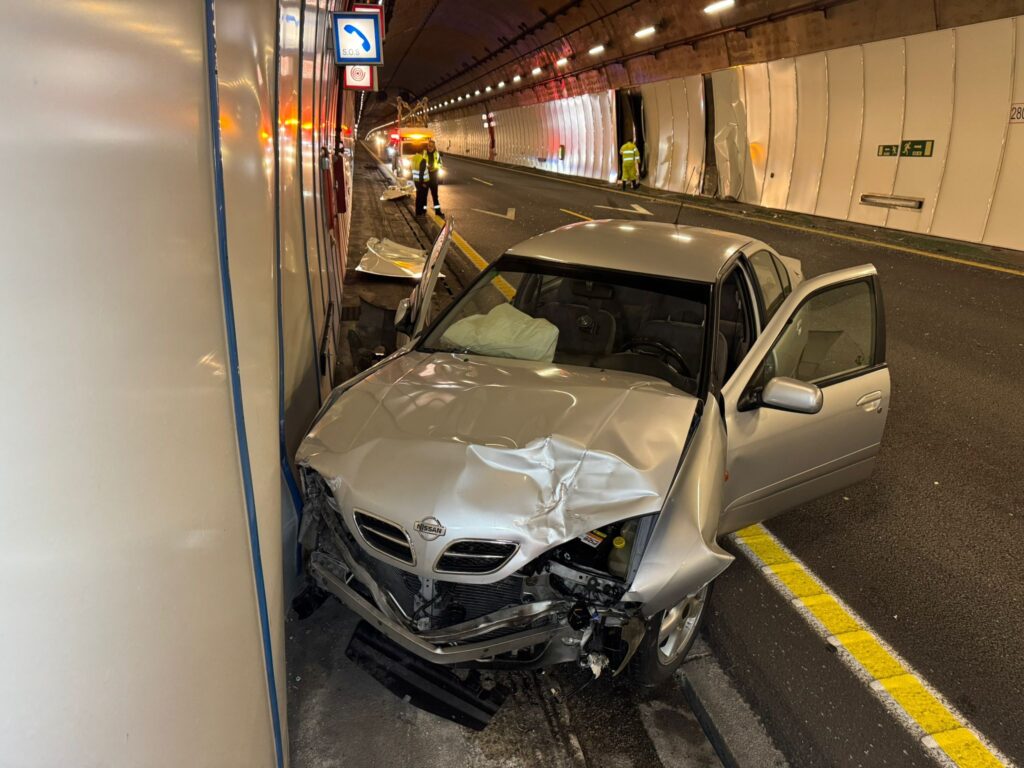 Varios paneles del túnel de A Cañiza se desprenden por un accidente y obliga a cortar un carril