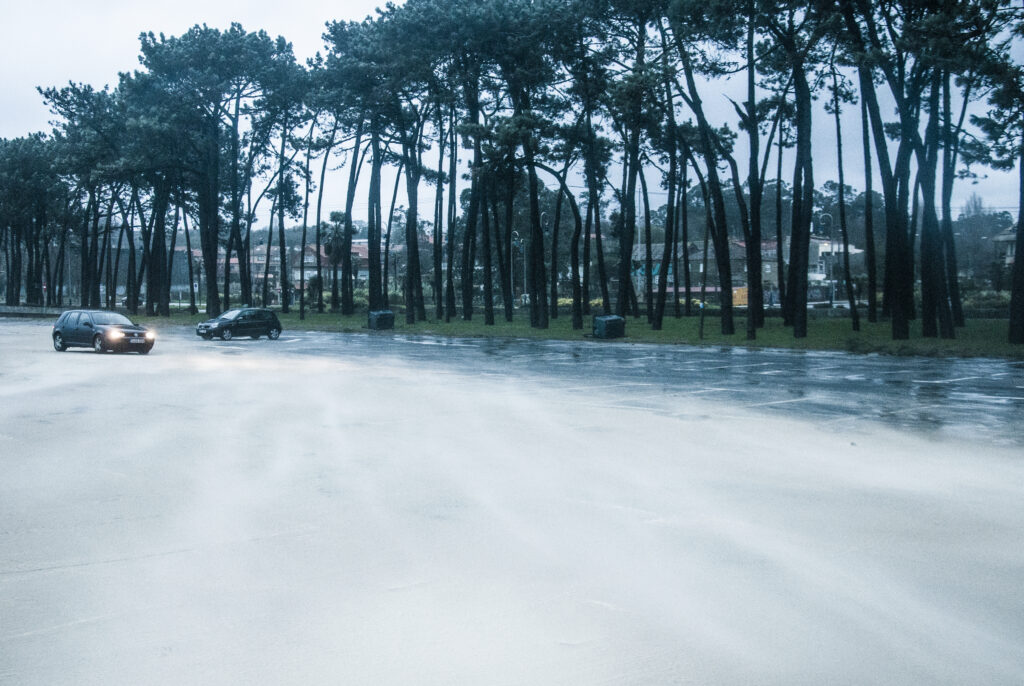 Y los fuertes vientos también dejaron imágenes curiosas. En Samil, la arena de la playa invadió tanto el paseo como los aparcamientos. Así, "Herminia" devolvió a la playa lo que le quitó la el hormigón y el asfalto.