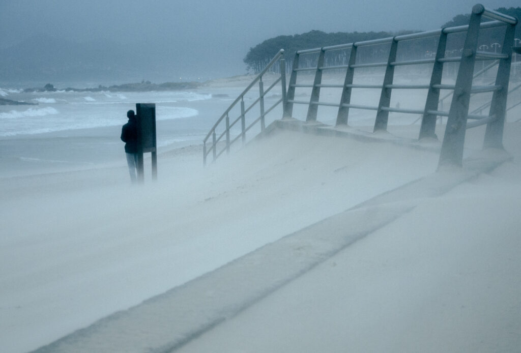 Y los fuertes vientos también dejaron imágenes curiosas. En Samil, la arena de la playa invadió tanto el paseo como los aparcamientos. Así, "Herminia" devolvió a la playa lo que le quitó la el hormigón y el asfalto.