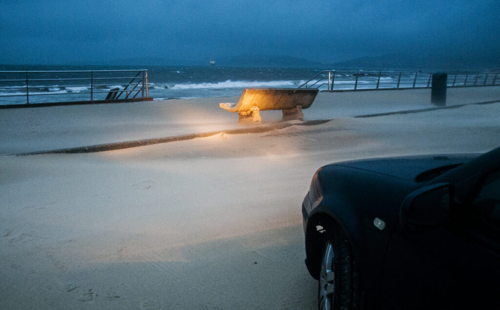 Y los fuertes vientos también dejaron imágenes curiosas. En Samil, la arena de la playa invadió tanto el paseo como los aparcamientos. Así, "Herminia" devolvió a la playa lo que le quitó la el hormigón y el asfalto.